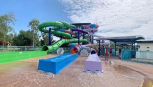 Bazén v ubytování Zenhouse Harmony 4BR Modern Home Near CDU and Hospital nebo v jeho okolí