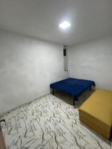 Zimmer mit einem blauen Bett und einer gelben Matratze in der Unterkunft Casa nova para alugar em Campina Grande toda mobiliada in Campina Grande