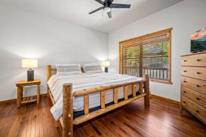ピジョン・フォージにあるCozy Cabin - 08 Mi To Strip, Gameroom, Hot Tubのベッドルーム1室(木製ベッド1台、窓付) +51枚の写真