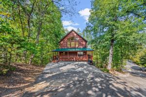 ピジョン・フォージにあるCozy Cabin - 08 Mi To Strip, Gameroom, Hot Tubの森の真ん中にある家