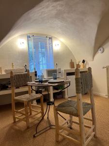 une salle à manger avec une table et deux chaises dans l'établissement 60 m2 Dar blue Centre Historique Clermont-Ferrand Cathédrale, à Clermont-Ferrand 11 autres photos