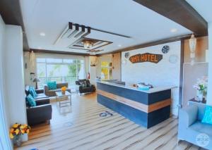 Three M's Hotel and Restaurant的休息区