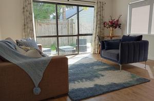 Χώρος καθιστικού στο Orewa Beachfront Apartment