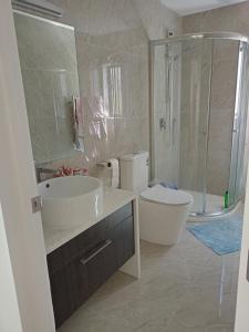 Ένα μπάνιο στο Orewa Beachfront Apartment
