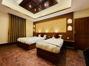 una camera d'albergo con due letti in una stanza di Lazimpat Boutique Hotel a Kathmandu