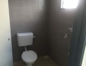 Een badkamer bij SHAH HOMESTAY Pulau Indah +7 foto's