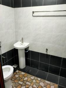 Ванная комната в SHAH HOMESTAY Pulau Indah
