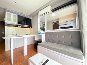 Dapur atau dapur kecil di Homey 2BR Apartment at Mekarwangi Square Cibaduyut By Travelio