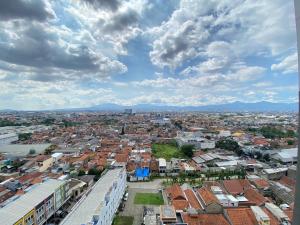 Pemandangan umum bagi Bandung atau pemandangan bandar yang diambil dari apartmen