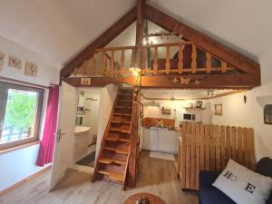 Zimmer mit einem Loft mit Wendeltreppe in der Unterkunft Chalet Nina: Havre de paix en bord de rivière avec climatisation - FR-1-589-794 in Anould + 26 Fotos