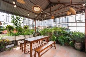 una serra con tavolo, panche e piante di RARE artistic European style 3BR 200m2 5 minute to Hoan Kiem a Hanoi