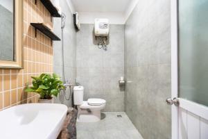 un bagno con un water bianco e un lavandino di RARE artistic European style 3BR 200m2 5 minute to Hoan Kiem a Hanoi Altre 38 foto