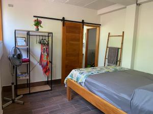 een slaapkamer met een bed, een kast en een deur bij Casa Mariposa Ometepe Suite in Santa Cruz +12 foto's