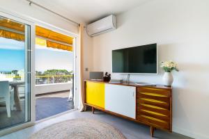 TV a/nebo společenská místnost v ubytování Albufeira Beach Apartment