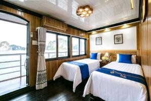 Postel nebo postele na pokoji v ubytování Royal Cruise Halong Bay