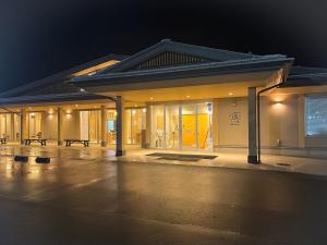 un edificio con molte finestre di notte di My Room a Takahata