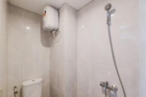 Ένα μπάνιο στο Restful and Cozy Studio at Serpong Garden Apartment By Travelio +6 φωτογραφίες