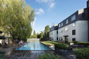 Bazén v ubytování Wuzhen Yinshuxiangshe Design Hotel Xizha Scenic Area South Gate Branch nebo v jeho okolí