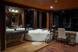 Cama ou camas em um quarto em Hotel California Urubamba