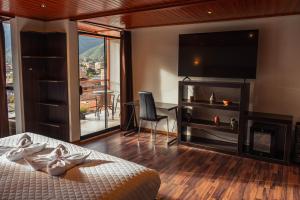 Cama ou camas em um quarto em Hotel California Urubamba