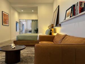 Ruang duduk di Stunning View Hollywood Hills Guest House