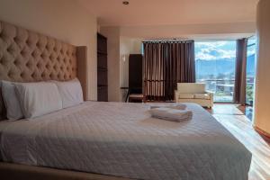 Cama ou camas em um quarto em Hotel California Urubamba