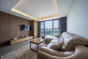 仁川市Browndot Hotel Incheon Songdo的带沙发和桌子的客厅