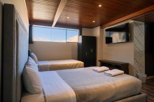 Cama ou camas em um quarto em Hotel California Urubamba
