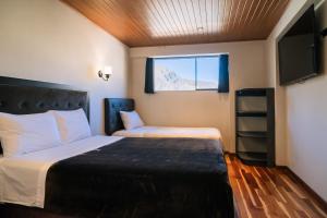 Cama ou camas em um quarto em Hotel California Urubamba