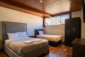 Cama ou camas em um quarto em Hotel California Urubamba