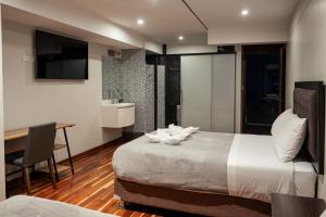Cama ou camas em um quarto em Hotel California Urubamba
