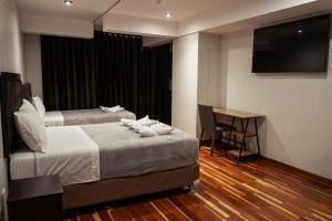 Cama ou camas em um quarto em Hotel California Urubamba