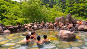 un grupo de personas en el agua en un zoológico en Sounkyo Kankou Hotel, en Kamikawa