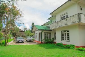 una casa con un'auto parcheggiata davanti di Glenfall Guest a Nuwara Eliya