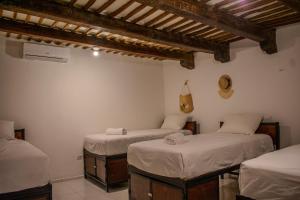 Una cama o camas en una habitación de Hostal 66