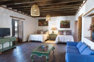 Una sala de estar con dos camas y un sofá en Batucada Hotel Boutique, en Valle de Bravo