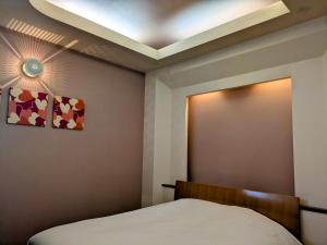 una camera da letto con un letto e un soffitto di My Room a Takahata