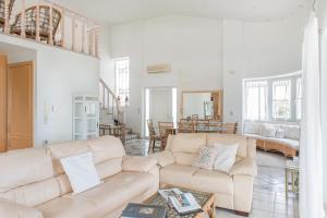 una sala de estar con un sofá y una mesa en The Beach House, en Hersonissos 39 fotos más