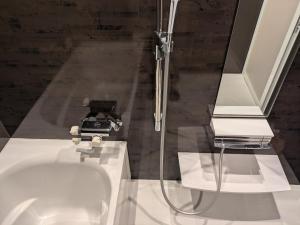 un bagno con doccia e vasca da bagno di My Room a Takahata Altre 11 foto