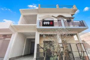 a building with a qo sign on the side of it at SPOT ON Hotel chitransh inn in Lucknow +20 photos