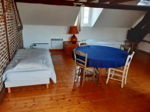 Postel nebo postele na pokoji v ubytování Le Manoir de Conteville