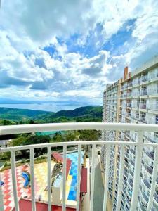 einen Balkon mit Poolblick in der Unterkunft Tagaytay Cityland Taal Lake View with balcony by SAB in Tagaytay