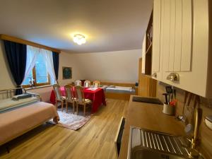 una camera con cucina e tavolo con sedie di Samoobslužný hotel Vydra a Srní