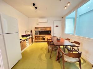 Kuchyň nebo kuchyňský kout v ubytování 壹貳貳洋樓 l 自助入住 l 無人櫃檯