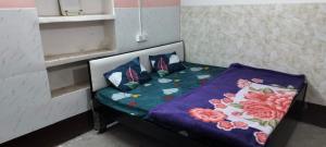 Postel nebo postele na pokoji v ubytování Narsingh Sadan Home Stay