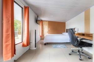 a bedroom with a bed and a desk and a chair at Pozas y Cascadas La Presa Habitación 3 in Río Cuarto +20 photos