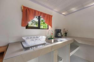 a kitchen counter with a sink and a window at Pozas y Cascadas La Presa Habitación 3 in Río Cuarto