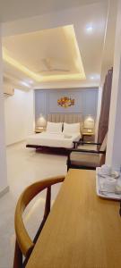 Hotel Mavens House Artemis Hospital Road客房内的一张或多张床位