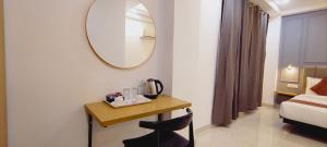 Hotel Mavens House Artemis Hospital Road客房内的一张或多张床位