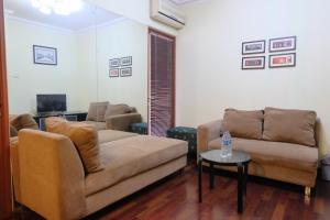 Χώρος καθιστικού στο Spacious 2BR Apartment at Grand Setiabudi By Travelio